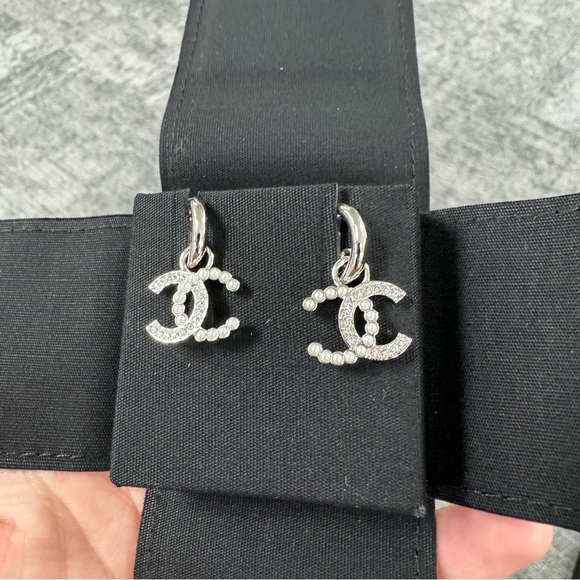 CHANEL CC LOGO EARRINGS PEARL AND CRYSTAL - Picture 10 of 10